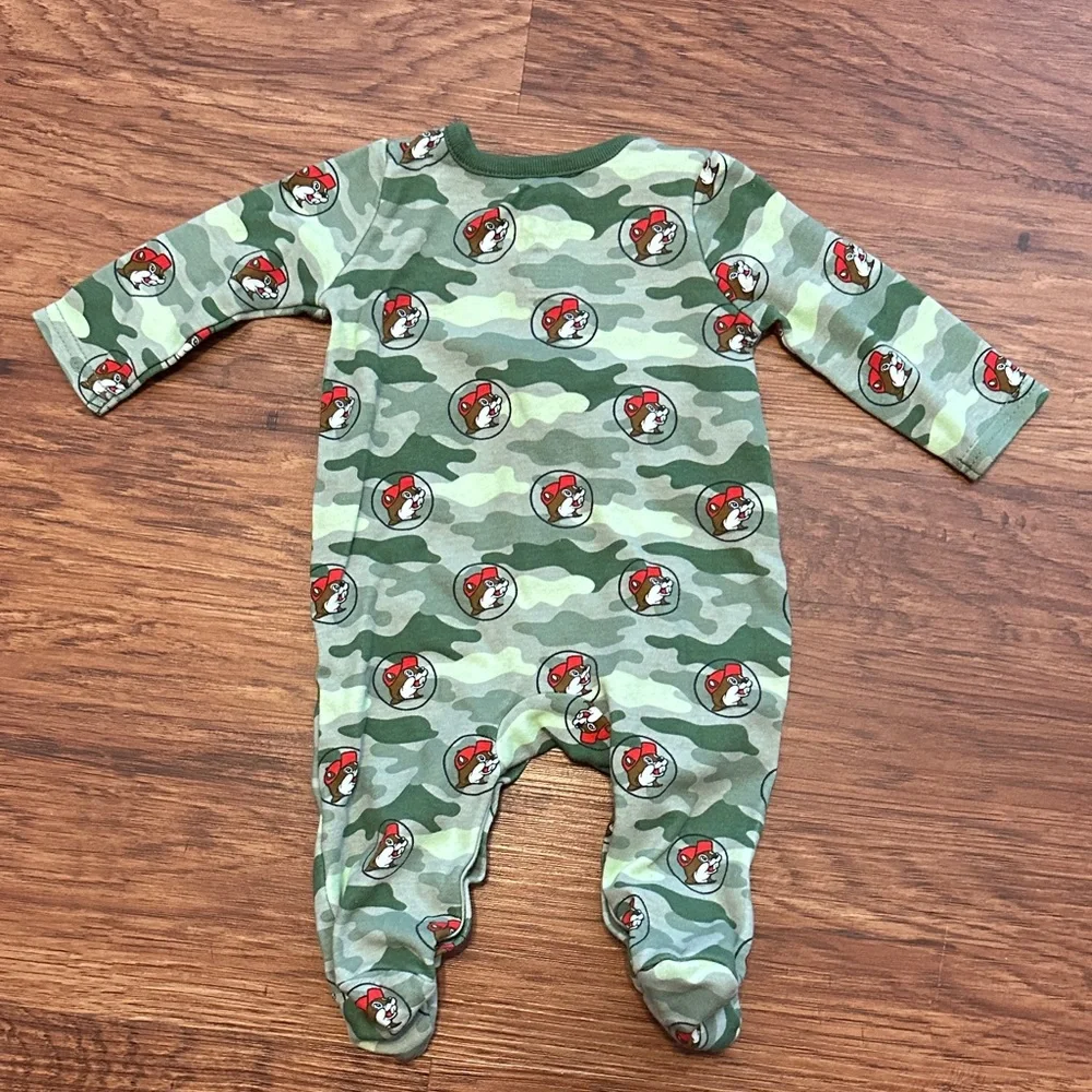 Buc-ee’s Camo Longsleeve Onesie With Bib 3 Months - Picture 5 of 6